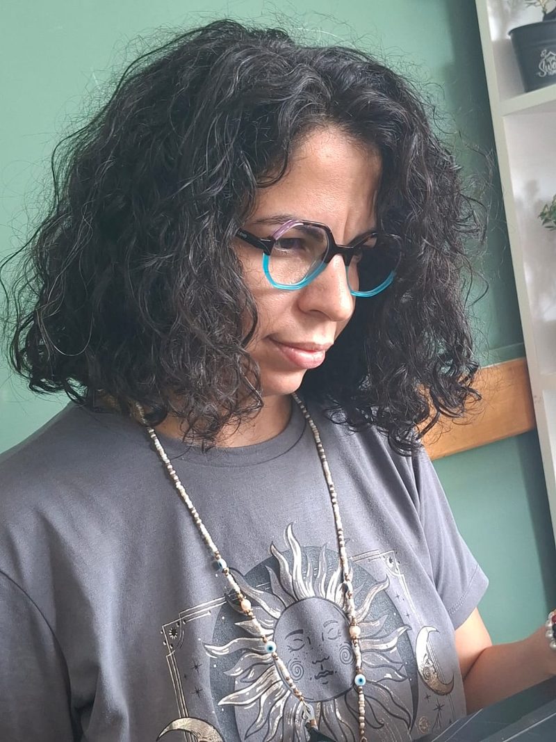Nesrine Ben Sedrine en tournage vidéo, caméra à la main